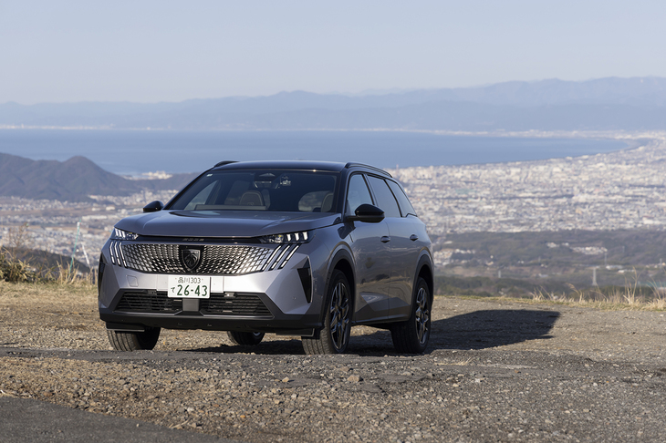 新型「プジョー5008」は第3世代。国内でのラインナップは基本的に「GTハイブリッド」のみで、それにアルカンターラのシート表皮を加えた豪華版が「GTハイブリッド アルカンターラパッケージ」（今回の試乗車）だ。