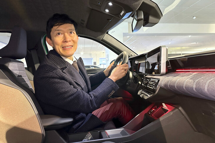 身長166.5cmの筆者が座ったところ。