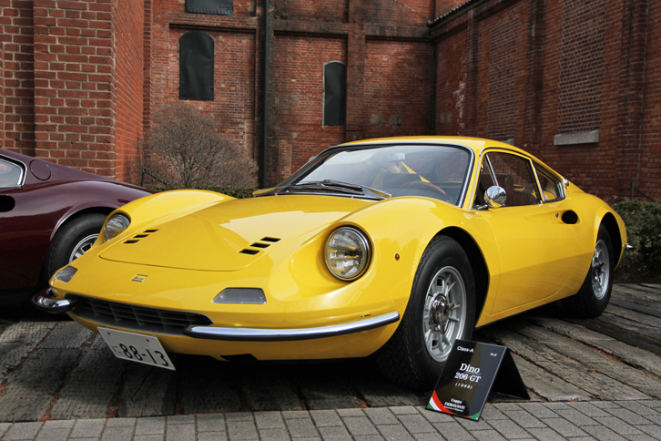 1969年「ディーノ206GT」。アルミボディーに2リッターV6 DOHCエンジンを搭載、生産台数152台といわれる希少車。「250GT」以降の量産型フェラーリでは、5ナンバー規格に収まる唯一のモデルである。
			 