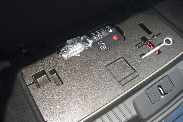 マセラティ・グラントゥーリズモ トロフェオ（ラゲッジスペース床下）