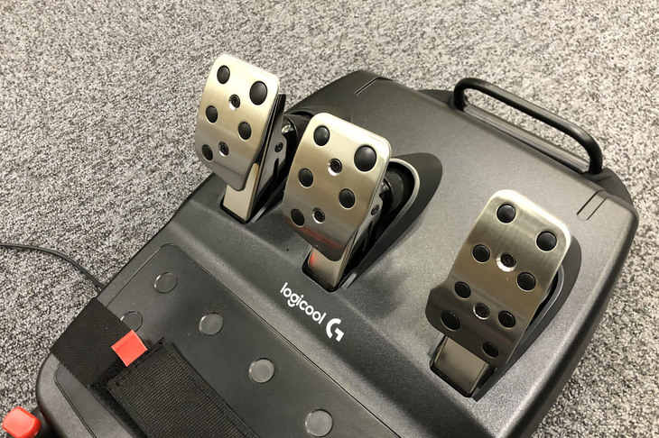 ペダルレイアウトは写真の通り。ペダル面の高さは調節可能。