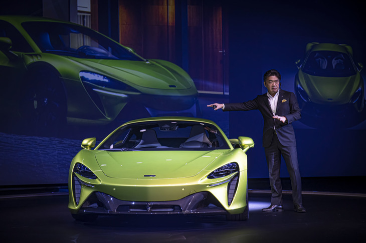 2021年4月13日、東京・竹芝において開催された「マクラーレン・アルトゥーラ」発表イベントで車両説明を行うマクラーレン・オートモーティブ・アジア日本支社代表の正本嘉宏氏。