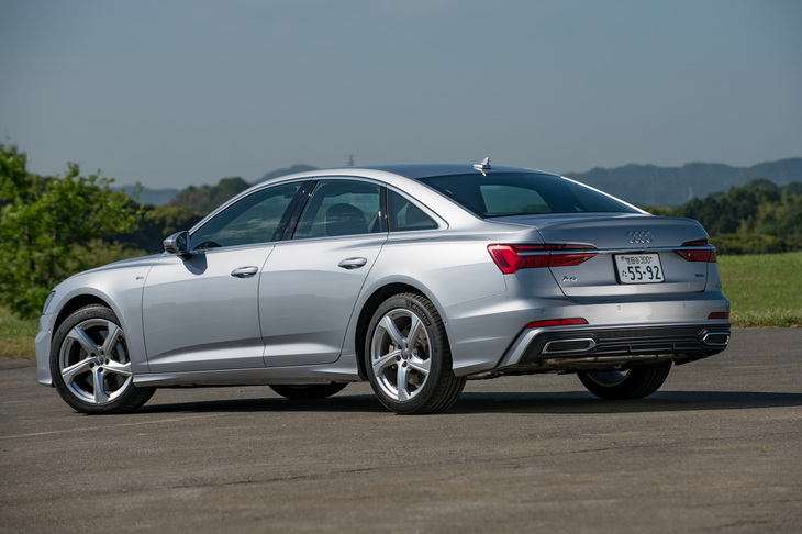 「アウディA6」というと、ワゴンの「アバント」のイメージが強いが、直近では意外や中古車の物件数はセダンのほうが多い様子。価格帯はともに「総支払額300万円台前半からスタート」といった感じだが、高年式の極低走行車については、A6アバントのほうが高額物件が多い印象だった。