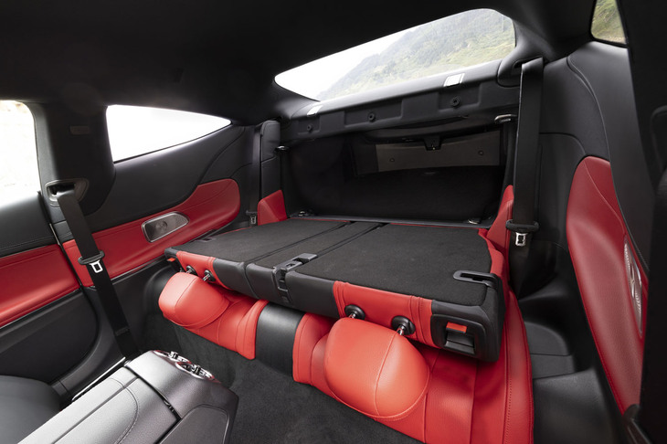 後席の背もたれは45：10：45分割くらいで前に倒せる。これは「CLE220d」の写真。