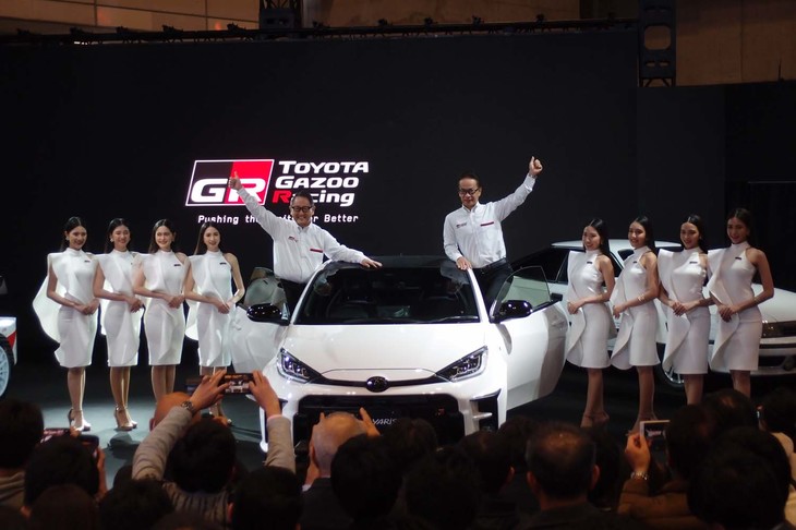 2020年1月10日、東京オートサロン2020において「トヨタGRヤリス」が世界初公開された際のフォトセッション。中央で「ヤリスGR」のドアシルに立つのは、当時の豊田章男 トヨタ自動車社長（左）と、友山茂樹GAZOO Racing Companyプレジデント（右）。