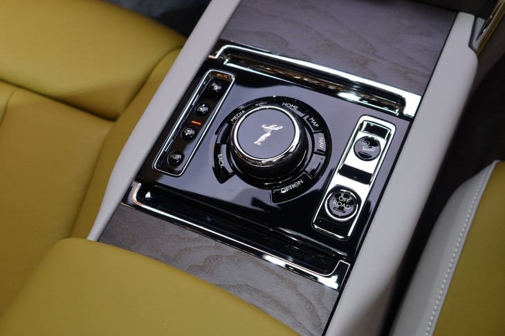 ロールス・ロイス・カリナン シリーズII（インフォテインメントシステムの操作スイッチ）