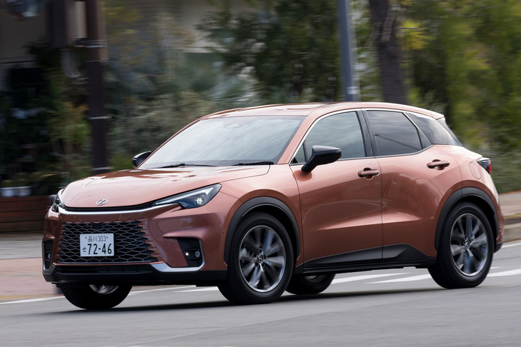 横浜の市街地を行く「LBX」の図。　
	ほった「光の具合もあって、ショルダー部のベクトルの変化がわかりやすいですね」　
	（写真：向後一宏）