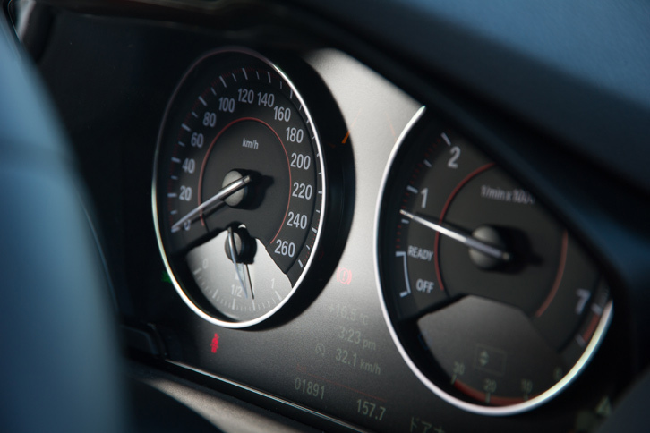 メーターはアナログタイプの2眼式。速度計は260km/hスケールで、エンジン回転計のレッドゾーンは7000rpmからとなっている。