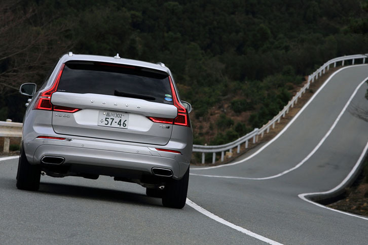 現在販売されている「XC60」は、すべて4WD車。コーナリング中の安定性を高める「ロール・スタビリティ・コントロール」や「コーナー・トラクション・コントロール」といった機能が全車に備わる。