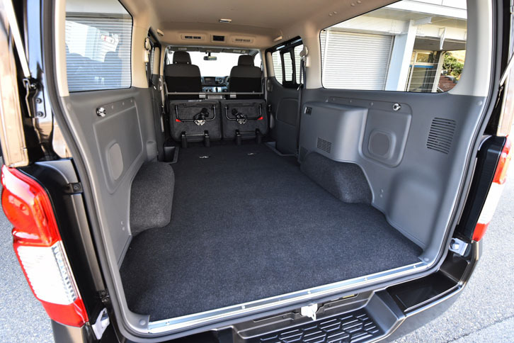 「NV350キャラバン」の広大な荷室。