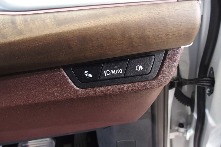 218iアクティブツアラー エクスクルーシブ（ヘッドランプスイッチ）