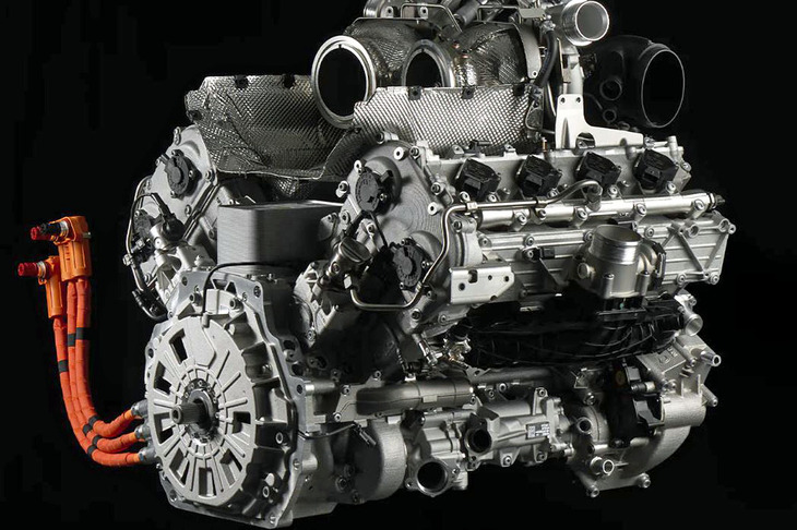 2024年内のデビューが予定されている「ランボルギーニ・ウラカン」の後継モデル（コードネーム：ランボルギーニ634）には、4リッターV8ツインターボエンジン（写真）とモーターを組み合わせたハイブリッドシステムが搭載される。当然ながら環境性能は意識されているものの、エンジン単体の最高出力は800PSとウラカンのそれ（640PS）を大幅に上回り、システム総出力は900PSを超えるという。