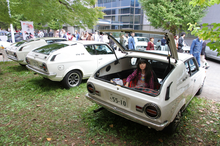 1973年に登場した、オーバーフェンダーを純正装着したホットモデルである「日産チェリー クーペ1200X-1・R」が3台並んだ珍しい光景。カーゴルームでくつろいでいたオーナーのお嬢さんいわく「広いから遊んだり、いろんなことができるの」。当時の日産の広報マンが聞いたら泣いて喜びそうなコメントだが、実際に後席バックレストを倒すと、外観から想像するよりはるかに広いスペースが生まれる。