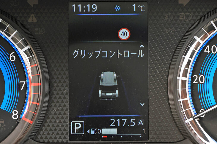 悪路走行を支援するアシスト機能も充実。ぬかるみなどで空転するタイヤにブレーキをかけて脱出をサポートする「グリップコントロール」が標準で装備され、また一定速で坂道を下る「ヒルディセントコントロール」は、前進・後退の双方に対応している。