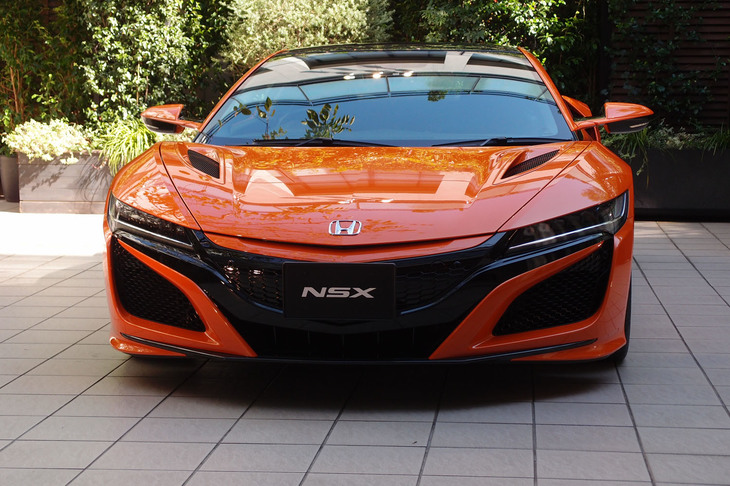 新色「サーマルオレンジ・パール」の「NSX」。初代NSXにも見られたオレンジ色を意識して設定したという。