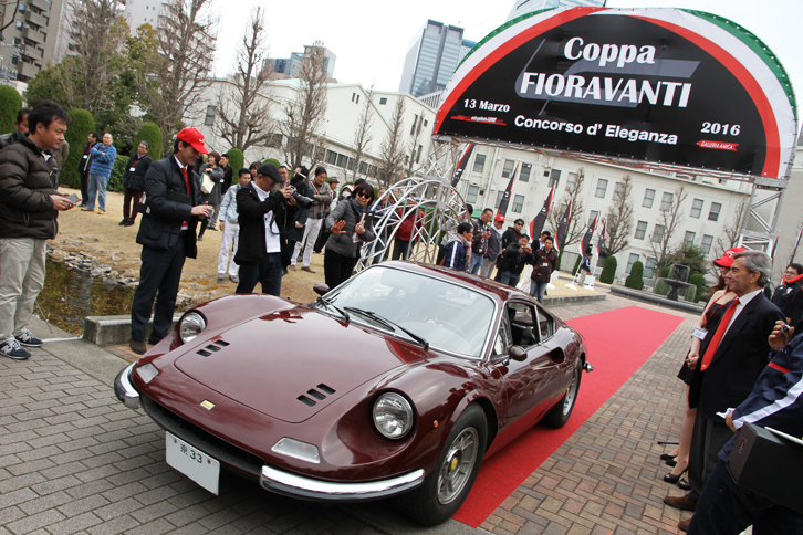 特別賞であるコーンズ賞が授与された1973年「ディーノ246GT」。オーナーは70年代から80年代にかけ、20代の若さで「フェラーリ365GTC」と「365GTB/4デイトナ」そして「ランボルギーニ・ミウラSV」を乗り継いだ伝説を持つ、知る人ぞ知る女性。このディーノは亡きご主人がイタリアで新車を購入したもので、未再生である。