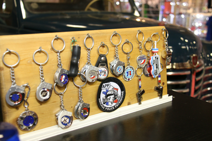 「警察保存友の会」グッズ。これらの販売収入は、古典的警察車両のレストア費用に充てられる。