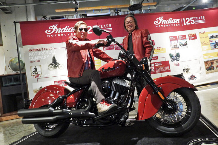 発表会にはインディアンのオーナーでタレントのじゅんいちダビッドソンも登場。さまざまなバイクエピソードを披露し、会場を盛り上げた。（写真向かって左）