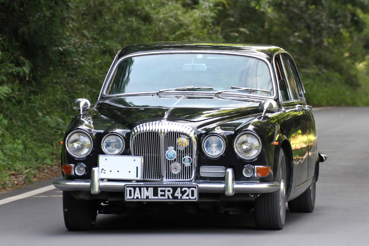 1970年「デイムラー・ソブリン」。「ジャガーEタイプ」と同じ4.2リッター直6 DOHCを積んだ「ジャガー420」の、バッジエンジニアリングによるデイムラー版。