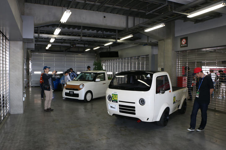 ピットエリアは、自動車メーカーの展示ブースとなっていた。ホンダアクセスは軽トラックをベースとしたスポーティーな「T880」や、「N-ONE」ベースのピックアップ「フレンドリー」などといったユニークなカスタムカーを展示。こんなピックアップが発売されたら、もっとトラックも気軽に楽しめるようになるはず!?