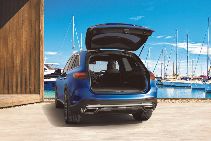 リアバンパー下部に、クロームのアンダーガード風デザインを採用。「EASY-PACK自動開閉テールゲート」や「プライバシーガラス」「熱反射・ノイズ軽減ガラス」が標準で装備される。