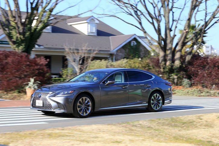 JC08モード計測による「LS500h」の燃費は、14.4～16.4km/リッター。新しいハイブリッドシステムの採用により、EV走行領域も拡大している。