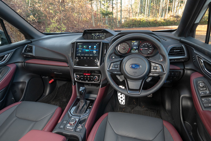 インテリアカラーはブラックとボルドーのツートン。内装の各所に専用のレッドステッチやブラックラスト塗装の装飾が施される。