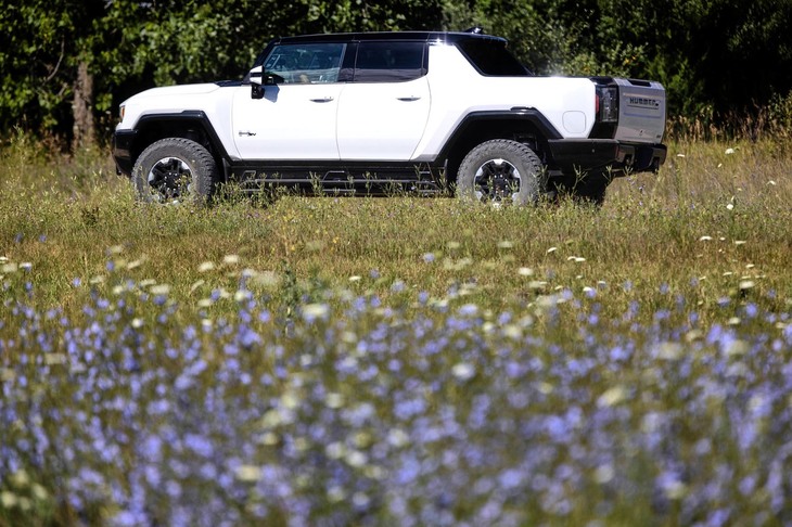 「ハマーEVエディション1」のボディー形状は、後部に荷台のあるピックアップタイプ。この点でも、本国で多くのファンの心をつかむに違いない。