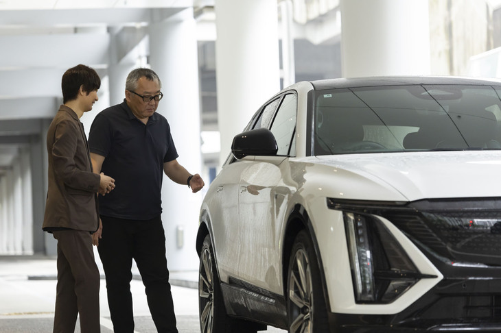 「キャデラック・リリック」に興味津々（しんしん）のかつさんど氏（写真左）と、同車の特徴について語る渡辺敏史氏（同右）。