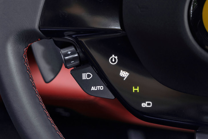 「eマネッティーノ」は電動パワートレインの制御を切り替える機能だ。「イー・ドライブ」は電気のみでの走行モード。「ハイブリッド」は効率重視のノーマルモード。「パフォーマンス」はICEを常時稼働してバッテリーの残量を維持し、いつでもフルパワーが発揮できる状態に保つ“走り重視”のモード。「クオリファイ」はバッテリーの再充電を抑え（＝エンジンパワーのすべてを走行に振り分ける）、電気のある限り最大限のパフォーマンスを発揮し続けるモードだ。