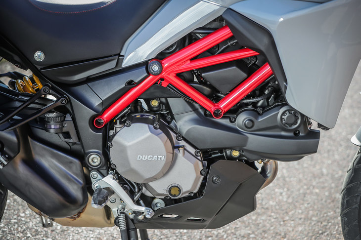 エンジンは937ccの水冷L型2気筒。ボア×ストロークは94×67.5mmで、113ps/9000rpmの最高出力と、96Nm/7750rpmの最大トルクを発生する。