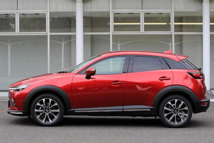大幅改良を受けたCX-3のサイドビュー。CX-3のデザインはデビュー当初から高い評価を得ており、2016年のワールド・カー・オブ・ザ・イヤーでは「ジャガーXE」や同門の「ロードスター」と並んで、デザイン部門のトップ3に選出されている。ちなみに、ウィナーに輝いたのはロードスターである。