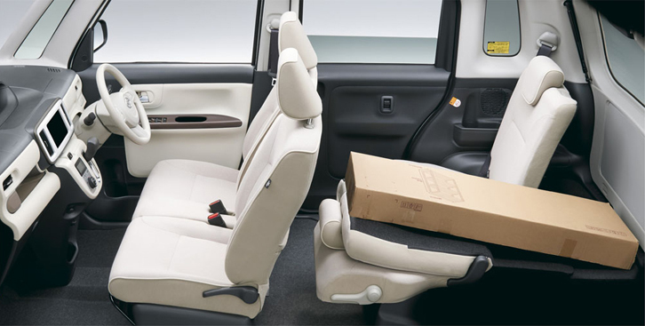 「ムーヴ キャンバス」は、シートの可倒機構を利用してさまざまな荷物に対応できる。写真の「ハーフラゲージモード」では、後席片側を倒して荷室を拡大しつつ、3人乗車が可能となる。