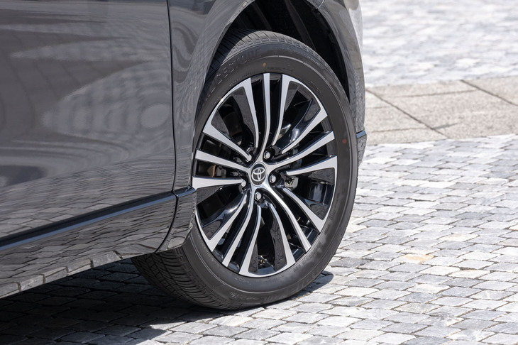 PHEV専用の切削光輝加工とブラック塗装のアルミホイール。タイヤサイズは225/55R19で、試乗車には「ブリヂストン・エコピアH/L422プラス」が装着されていた。