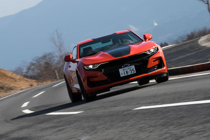 現行型「カマロ」の車両骨格には、「キャデラックATS」などと同じGMのFR車用プラットフォーム「アルファアーキテクチャー」が採用されている。