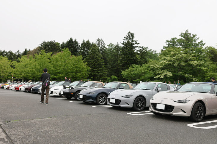 第3駐車場となる「軽井沢プリンスショッピングプラザ」のP7駐車場の様子。「軽井沢ミーティング」への参加は事前申し込みのみで、飛び入り参加はNG。さらに愛車での参加は台数制限が設けられたため、当選者のみとなる。近隣に迷惑がかからないよう、配慮されているのだ。