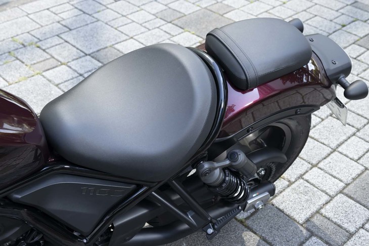 鞍（くら）型のシート。シート高は身長160cm前後のライダーでも不安を感じることのない700mmに抑えられている。