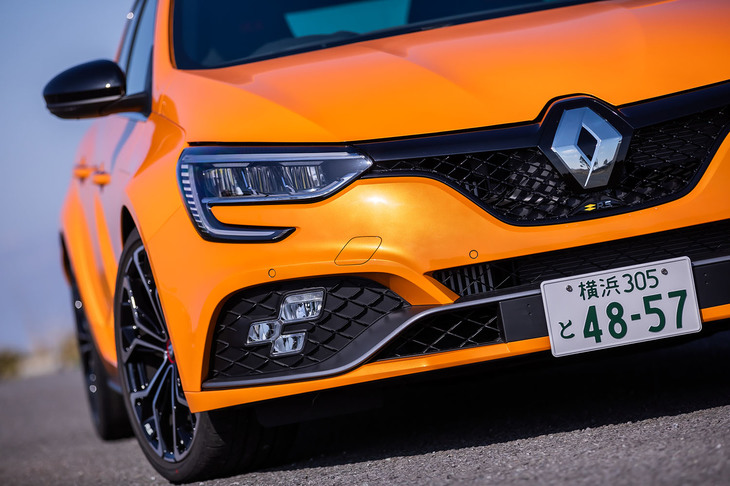 LEDヘッドランプに加え、「R.S.ビジョン」と呼ばれるチェッカードフラッグをイメージしたという3連ランプをバンパーに組み込んでいる。