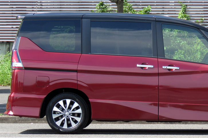 リアスライドドアには、ボディーの下に足を出し入れするだけでドアオープンが可能な「ハンズフリーオートスライドドア」が用意されている。