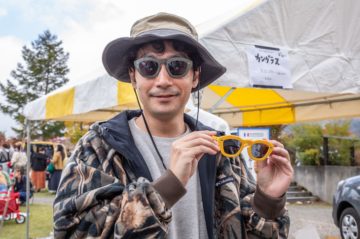 「Kanglasses（カングラス）」をかけてポーズを決めてくれたルノー・ジャポンの小川隼平社長。