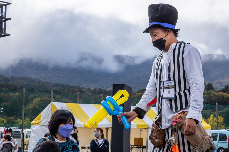 足の長い大きなお兄さんがあっという間につくり上げるユニークなバルーン作品に、子供たちも大喜び。風船を膨らませていったい何ができるのかは、並んでからのお楽しみ。