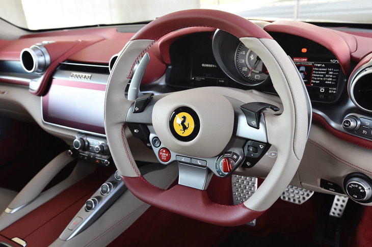 ステアリングホイールのセンターには、エンジンのスタートボタンのほか、走行モード（Ice／Wet／Comfort／Sport／ESC OFF）のセレクターがレイアウトされる。