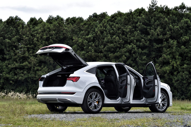 「e-tronスポーツバック」では、スタイリッシュな5ドアハッチバックデザインが採用されている。ボディーサイズは全長×全幅×全高＝4900×1935×1615mm、ホイールベースは2930mm。