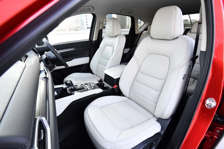 「25T Lパッケージ」のシートは本革仕立て。シートカラーは写真のピュアホワイトのほかにブラックも選べる。