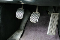 クラッチペダルに関しては、どう考えてもおかしかった手前すぎるミートポイントが、一般的な奥まった位置に移動。おかげで短足の筆者は、足をしっかり伸ばさないとクラッチの操作ができなくなってしまった。うーん、痛しかゆし。