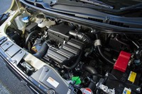 「ワゴンRハイブリッドFX」と「ハイブリッドFZ」には、52psと6.1kgmを生み出す自然吸気エンジンを搭載。マイルドハイブリッドシステムを組み合わせることで、33.4km/リッター（JC08モード）の燃費を誇る。