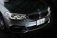 「Mスポーツ」専用デザインのバンパーを備えたフロントまわり。フロントグリルにはエンジンルームへの空気の流入量を調整し、空気抵抗を低減するシャッターが標準装備される。