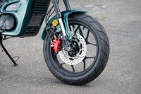 走りにはこだわりがあり、フロントには高剛性の倒立フォークを採用。ブレーキは前後ともにディスク式で、前後のブレーキを連携させて作動させるコンビブレーキ機能が備わっている。