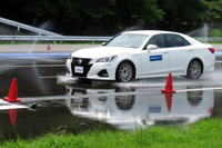 まずはウエット路面にて「プライマシー4」のブレーキング性能を試す。