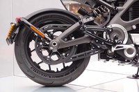 ホイールのサイズは前後とも17インチ。ミシュランの「スコーチャー スポーツ」タイヤが組み合わされる。